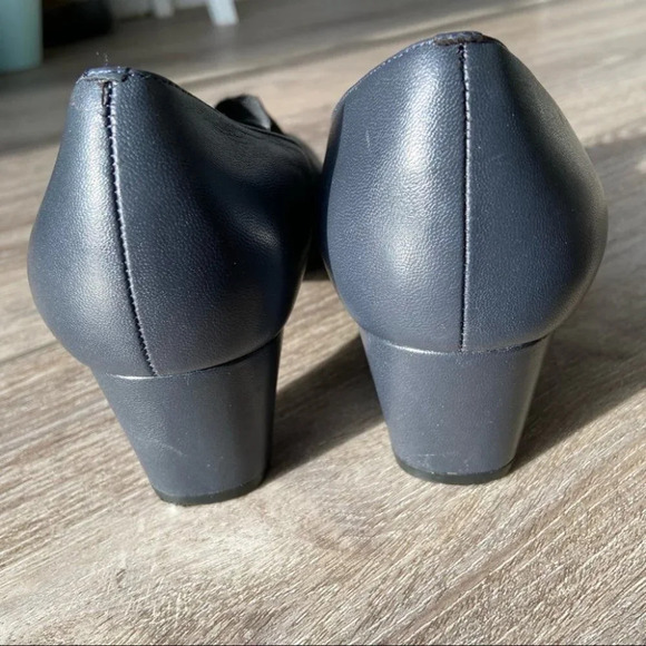 Trotters Women's Beth Pump in Navy Kid - Picture 7 of 14